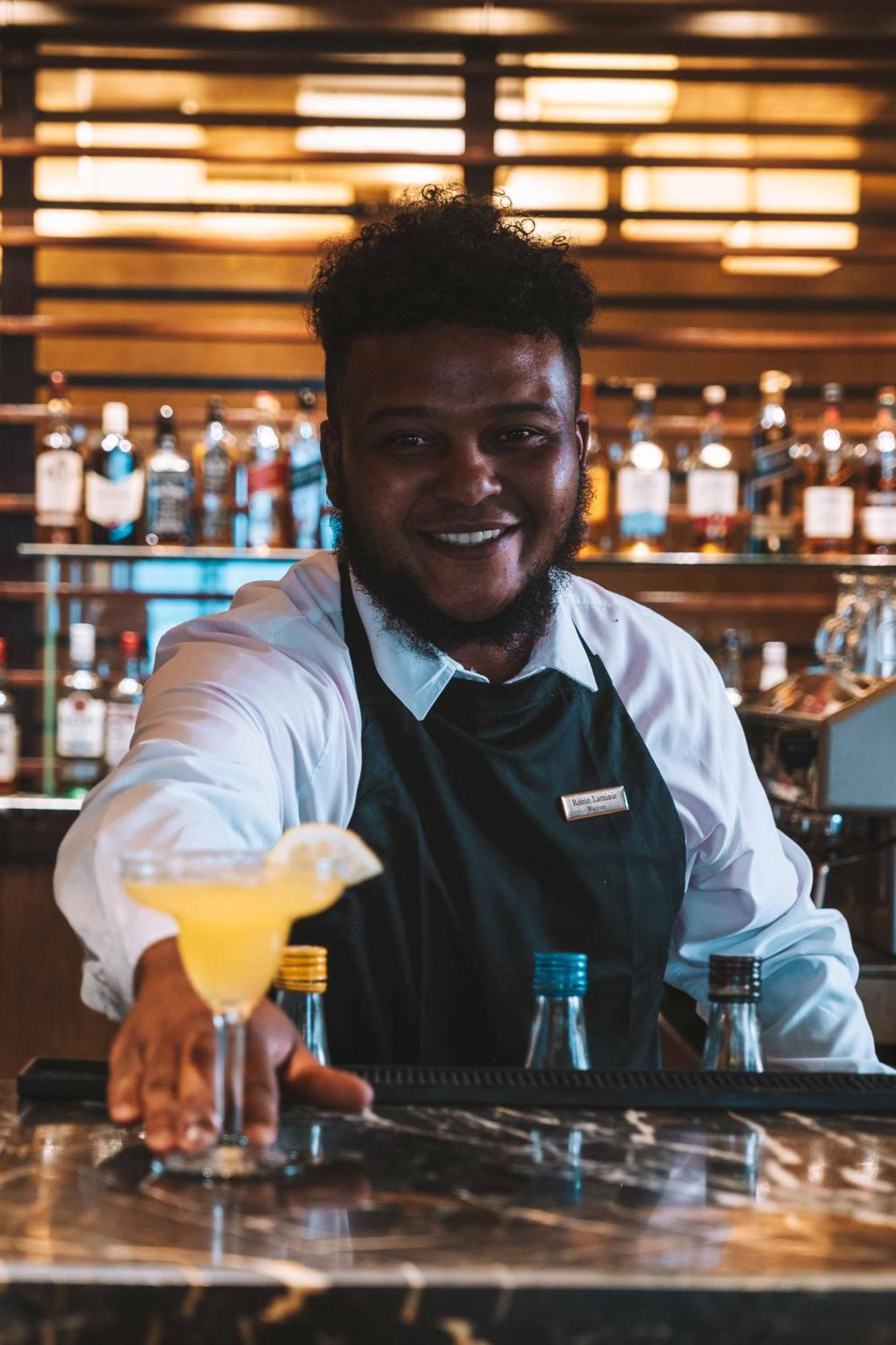 페줄라 리조트 호텔 앤 스파 나이스나 외부 사진 A bartender serving a cocktail