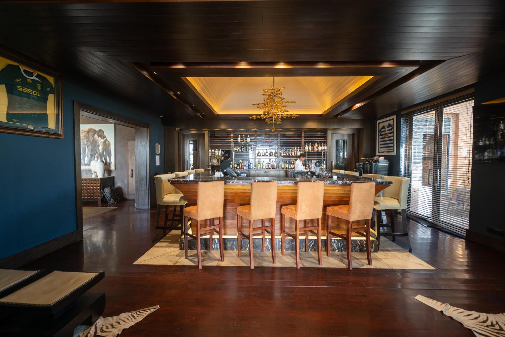 페줄라 리조트 호텔 앤 스파 나이스나 외부 사진 The bar at the 101 Club