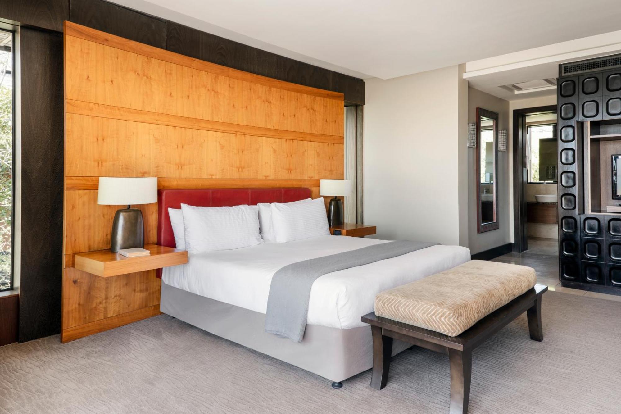 페줄라 리조트 호텔 앤 스파 나이스나 객실 사진 A bedroom at the Cape Town Protea Hotel