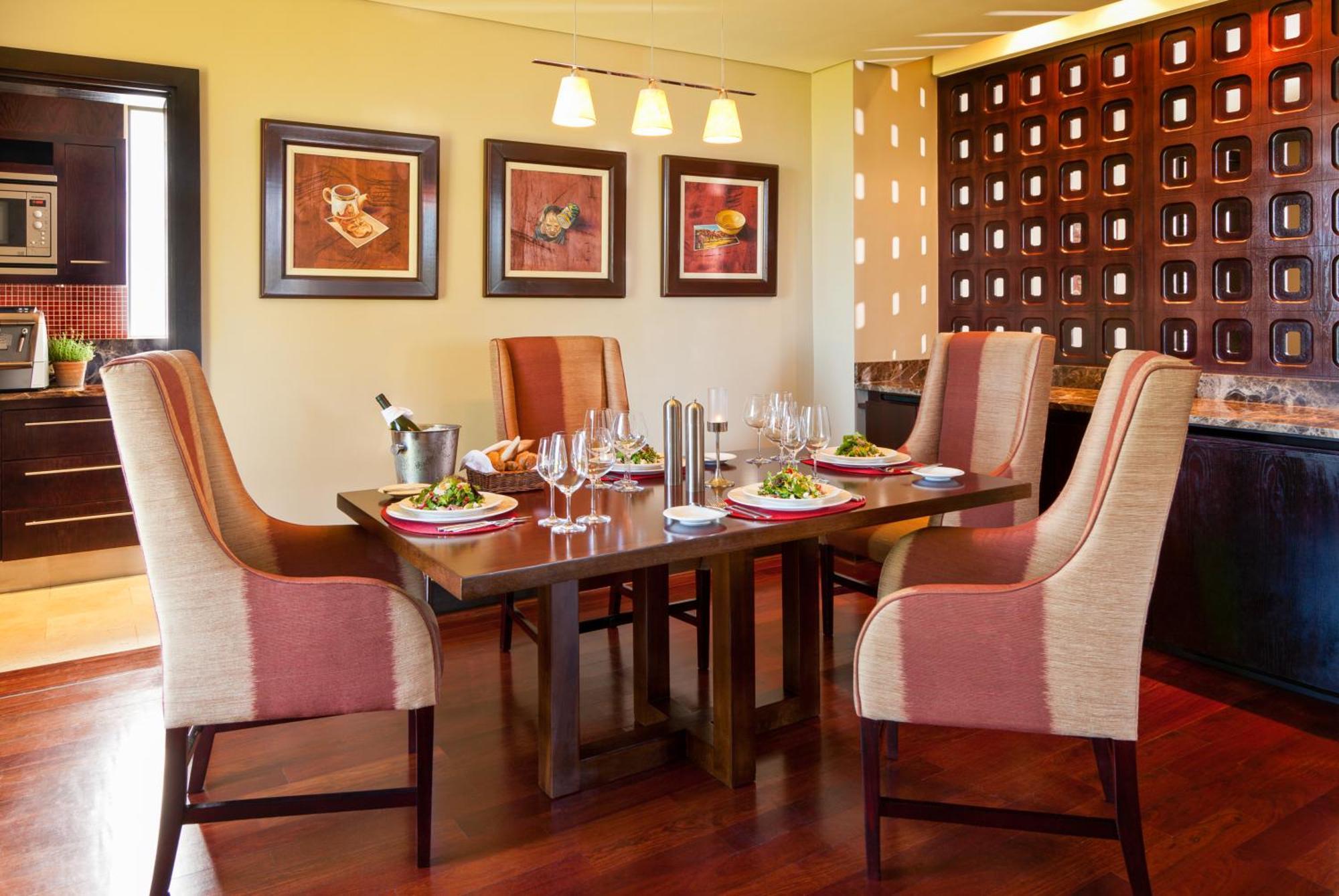 페줄라 리조트 호텔 앤 스파 나이스나 객실 사진 A dining room